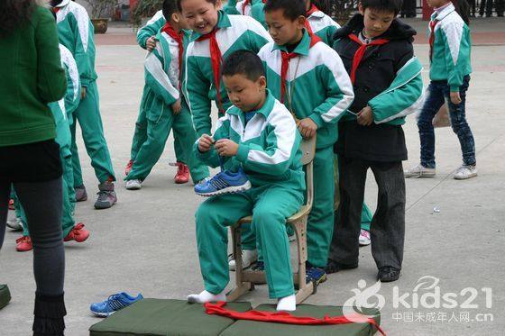 中小学生绿色校服套装图片