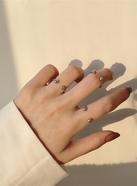 珍珠镶嵌手指手上的925纯银铆钉