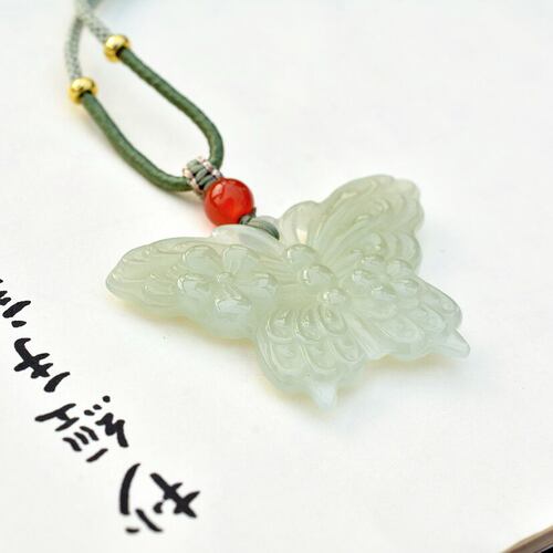 天然和田玉晴水料镂空蝴蝶吊坠