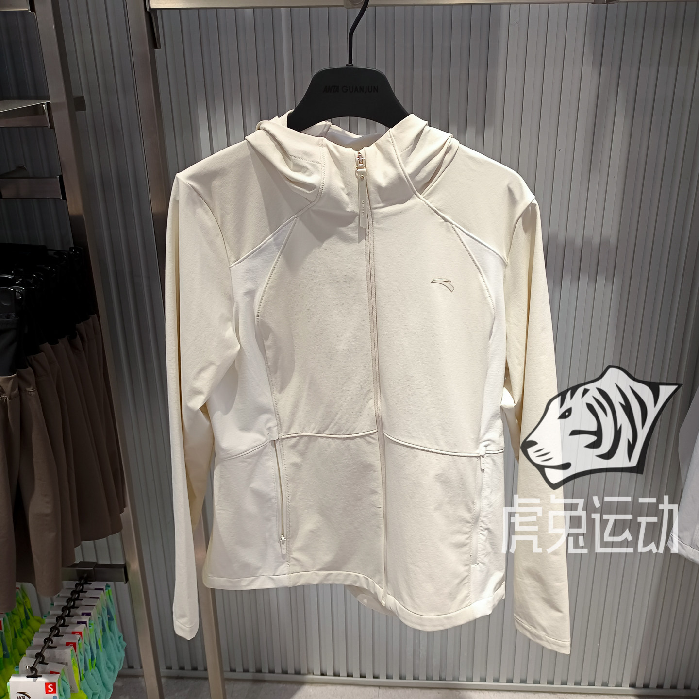 安踏2026秋季新品女士运动外套连帽防风防泼水梭织上衣162637602