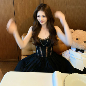 Lienni2025冬季新款收腰显瘦镂空方领拼接双蕾丝内搭吊带连衣裙女