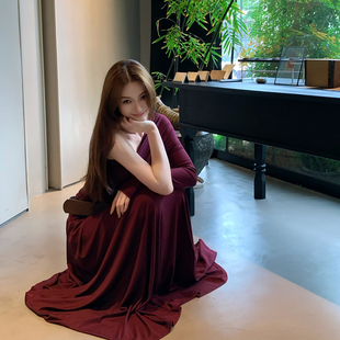 Lienni2025冬季新款修身显瘦斜肩长袖上衣女纸片人高腰半身裙套装