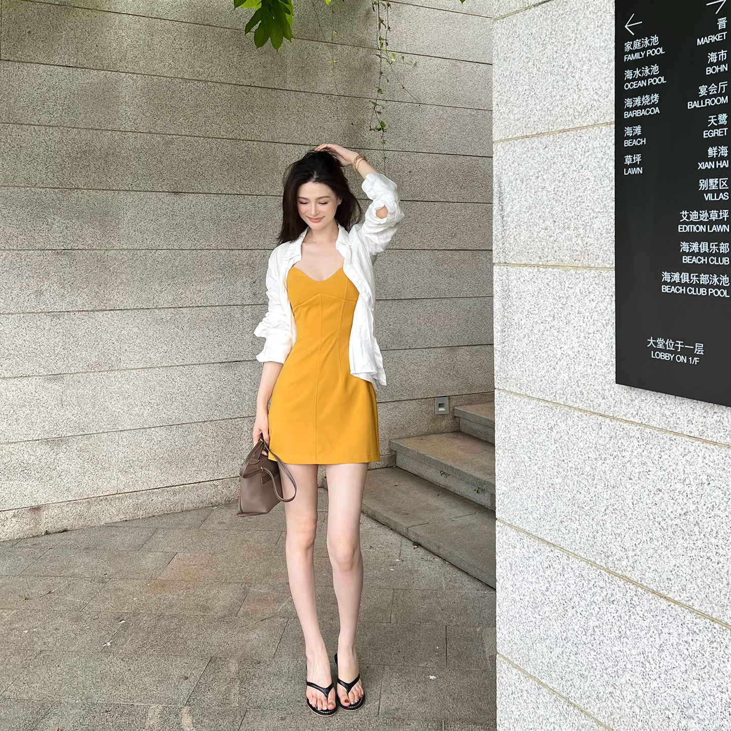 Lienni2026夏季新款简约镂空v领收腰显瘦鱼骨可调节吊带连衣裙女 - 实物图