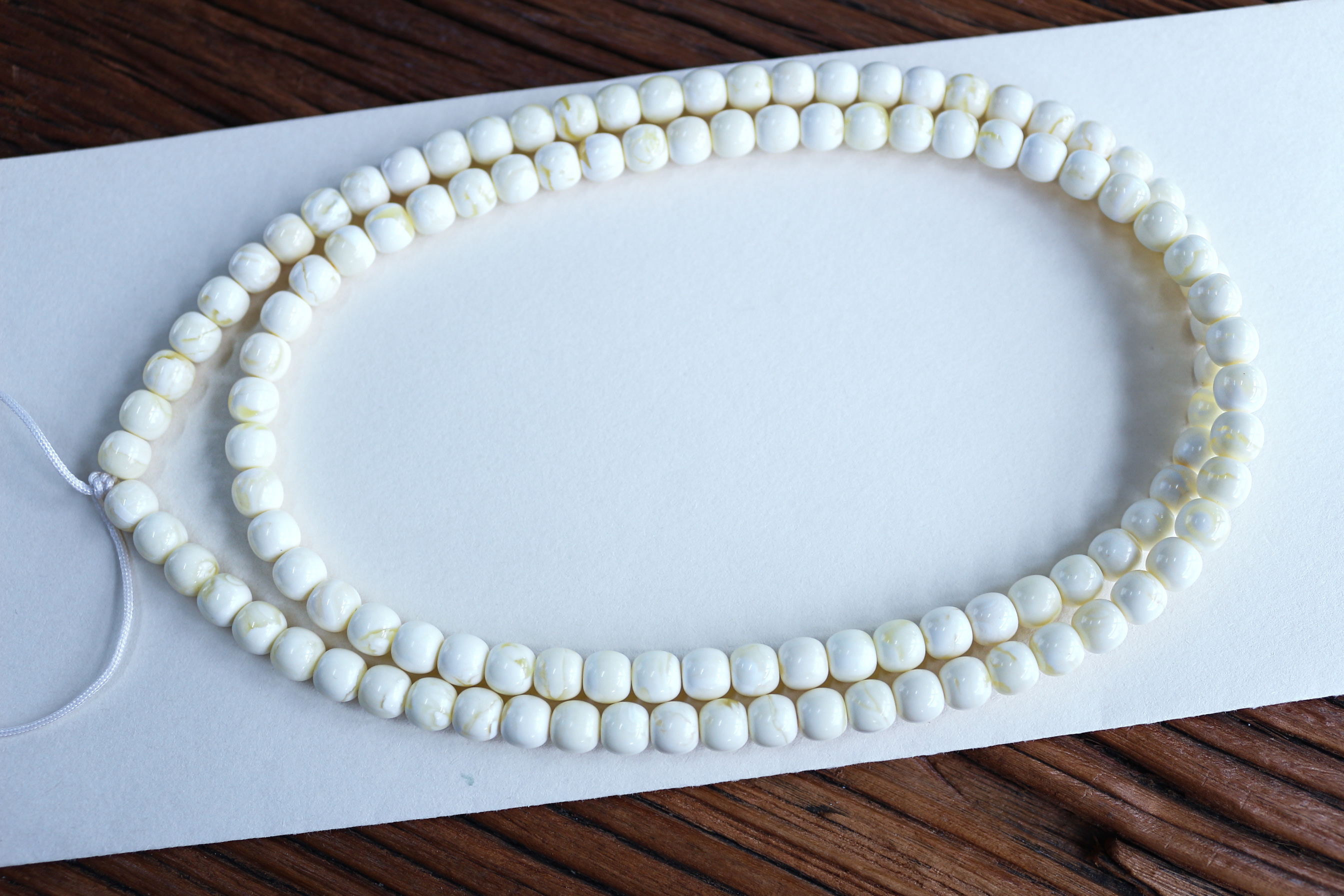 7mm俄料漆白高桩精工老型珠链子，瓷釉级  重：22.58克