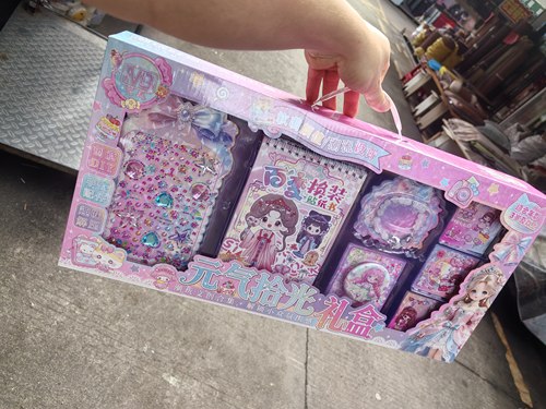 儿童DIY手账套装贴纸百变换装饰品吧唧套装手账女孩玩具大礼品盒