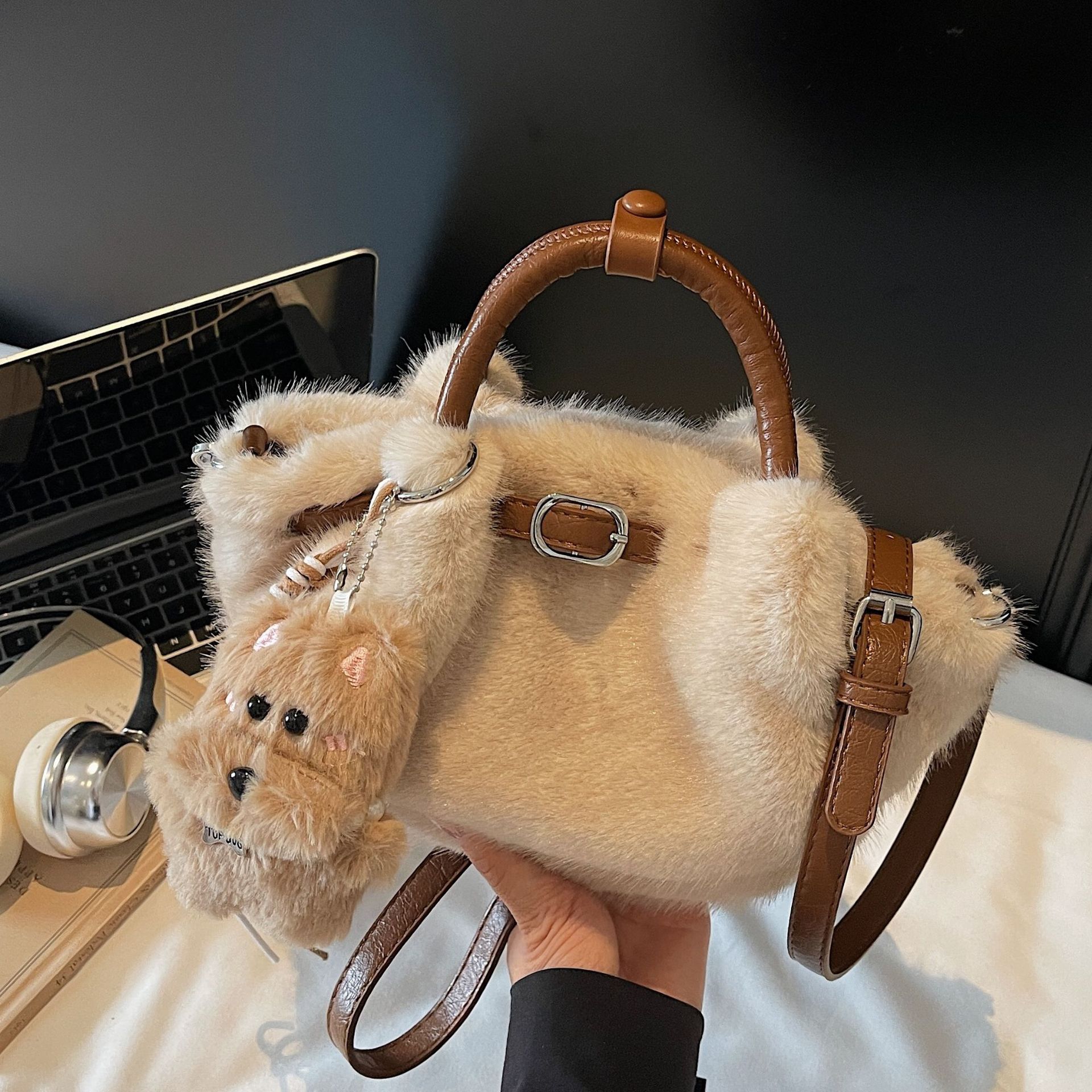 2025新款时尚百搭毛绒包包手提包女包高级感单肩斜挎包洋气水桶包