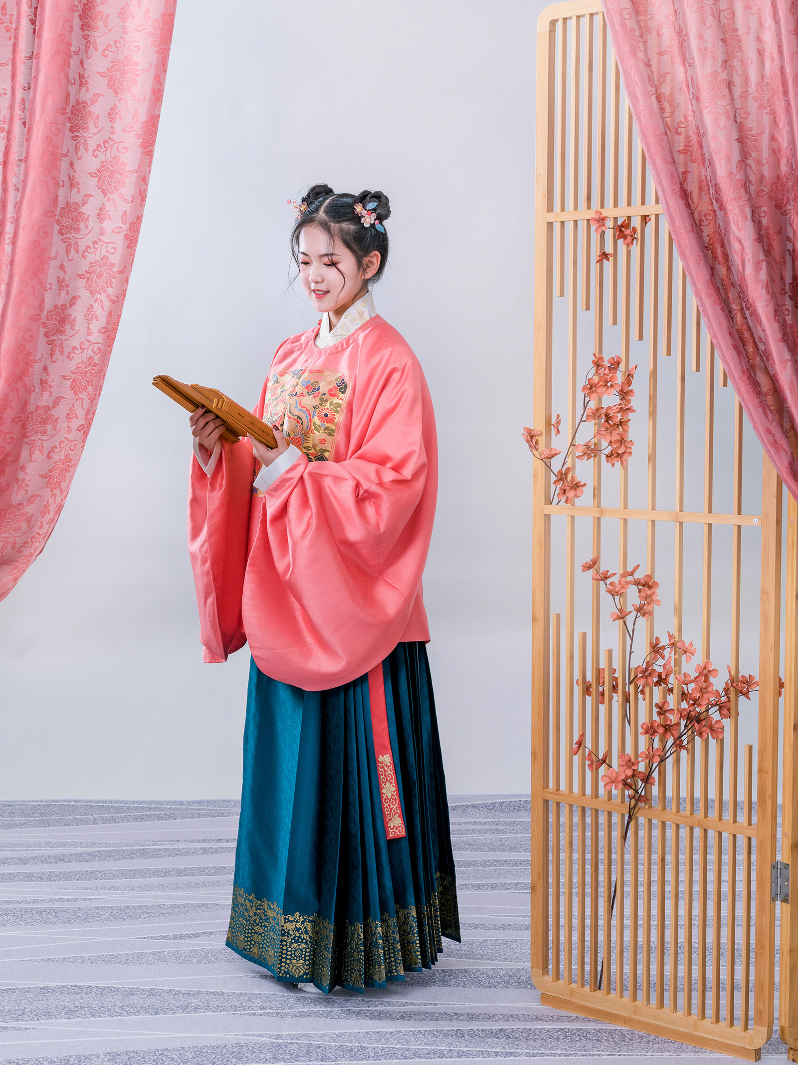 汉客丝路明制汉服定制  松鼠璎珞织金缎马面裙撞色腰带平行梯形褶