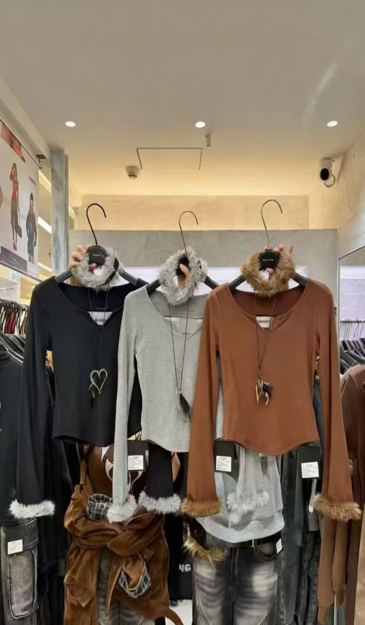 十三行秋冬韩版辣妹设计感毛绒袖口脖领长袖T恤女修身内搭上衣