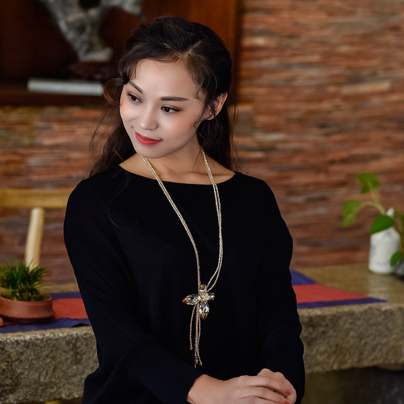 燕燕于飞水晶蝴蝶毛衣链女长款时尚项链挂饰简约秋冬长链挂件饰品