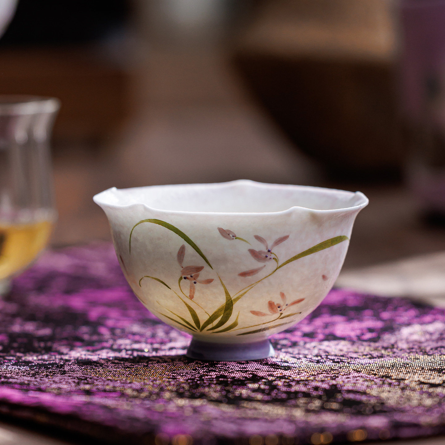 手绘陶瓷紫兰雾粉高足茶杯女士高颜值家用主人杯品茗杯功夫茶具