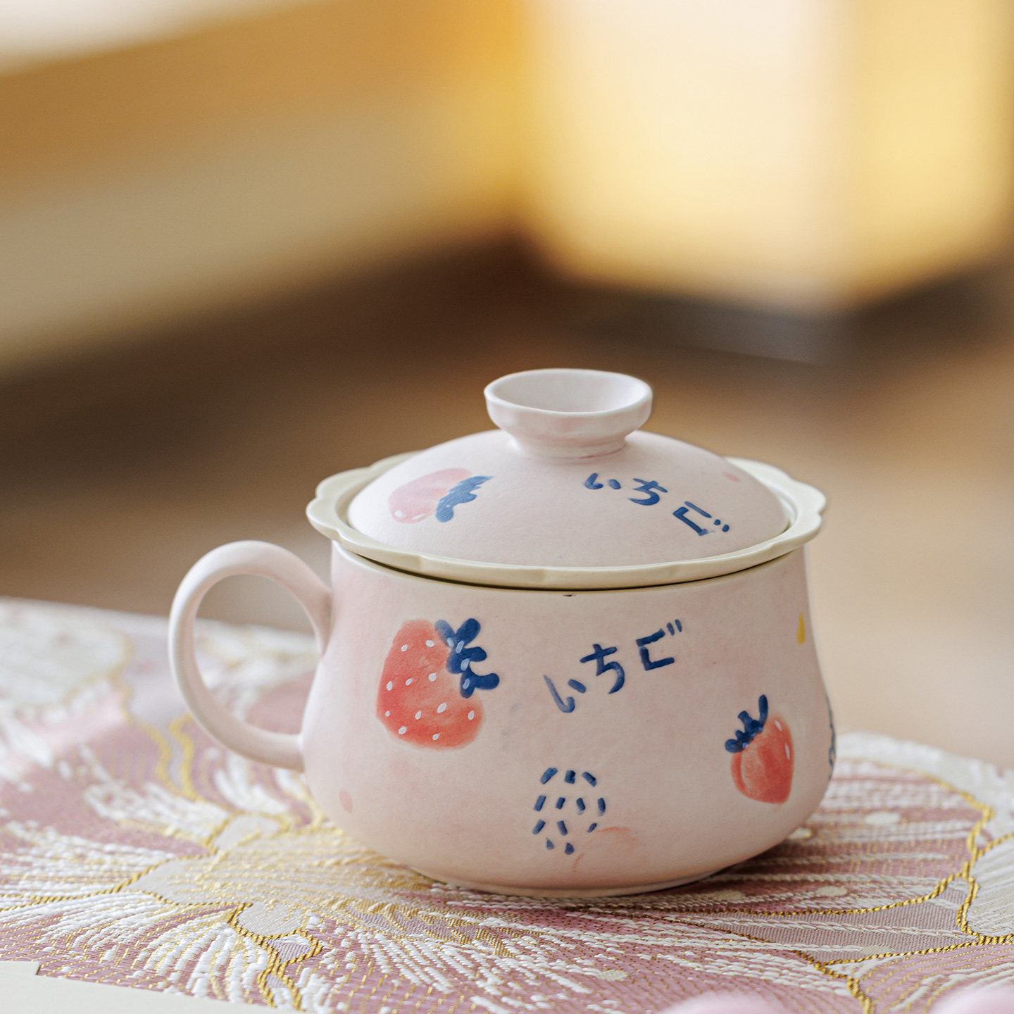手绘草莓图案陶瓷茶咖杯粉色带盖家用女士喝水杯马克杯粉釉莓香