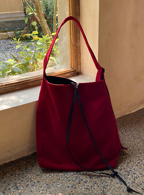 MOREGOOL 22/FW 原创红色灯芯绒斜挎包 大容量水桶包 系带托特包