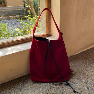 大容量水桶包 MOREGOOL 原创红色灯芯绒斜挎包 系带托特包