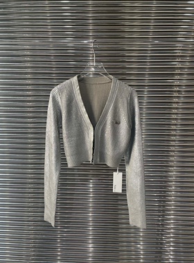 小众设计 23春夏 潮流休闲时尚胸前金属logo装饰 V领短款针织开衫