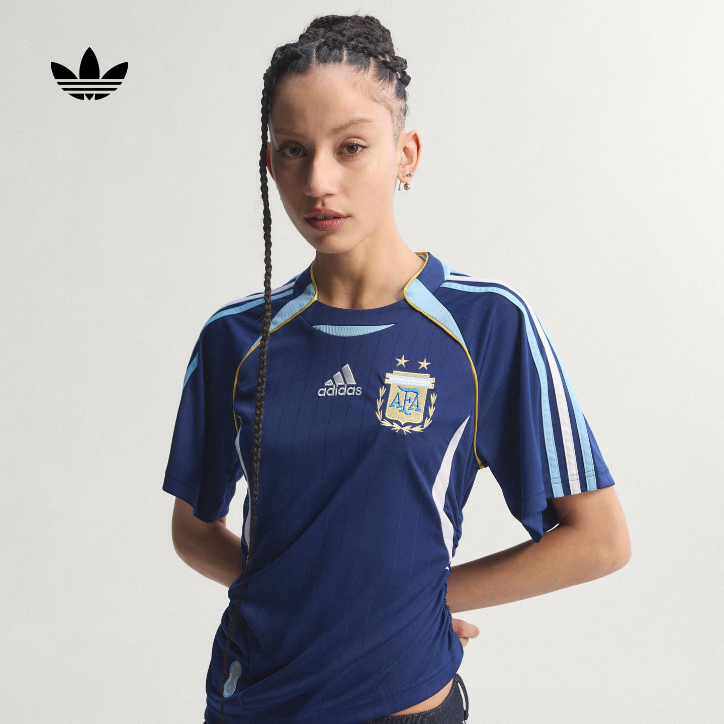 阿根廷队足球休闲文化褶皱修身短袖球衣女adidas阿迪达斯三叶草