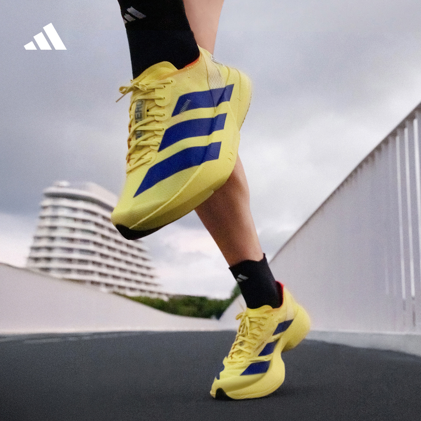 阿迪达斯东京配色超轻碳柱跑鞋