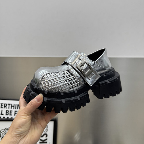 银色镂空编织金属扣增高松糕鞋