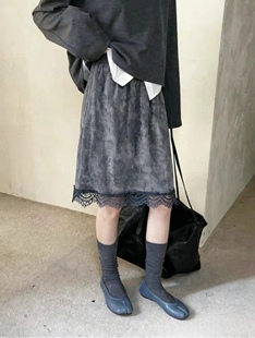 韩系ins复古蕾丝拼接下摆丝绒半身裙女2026早秋高级感减龄a字中裙