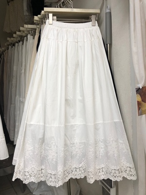 气质白色刺绣钩花A字长裙