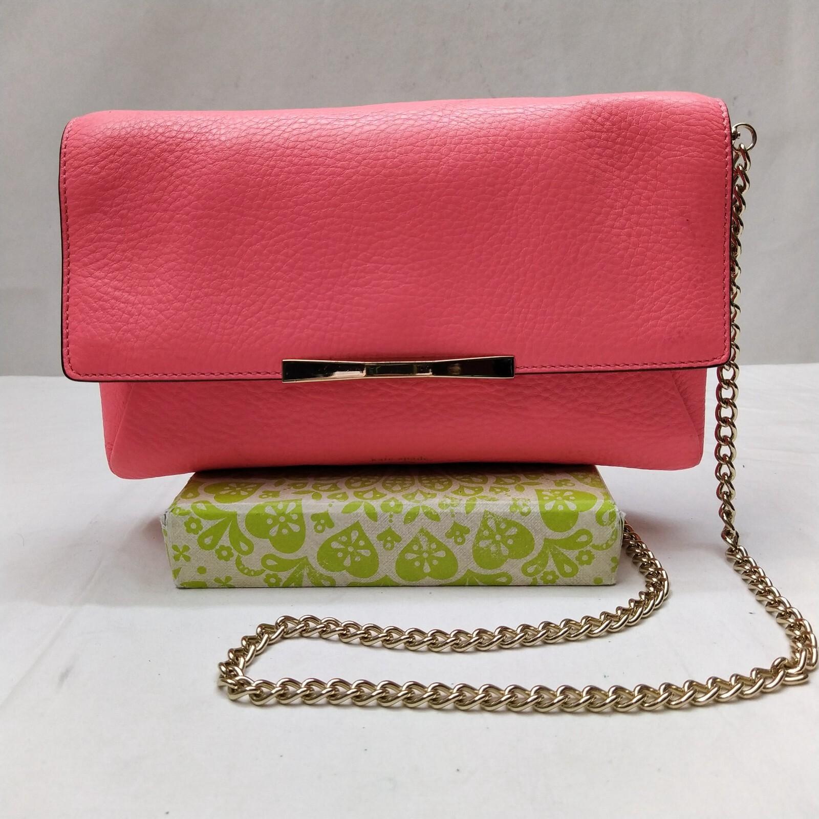 kate spade New York粉色荔枝皮链表带翻盖Closure斜挎包