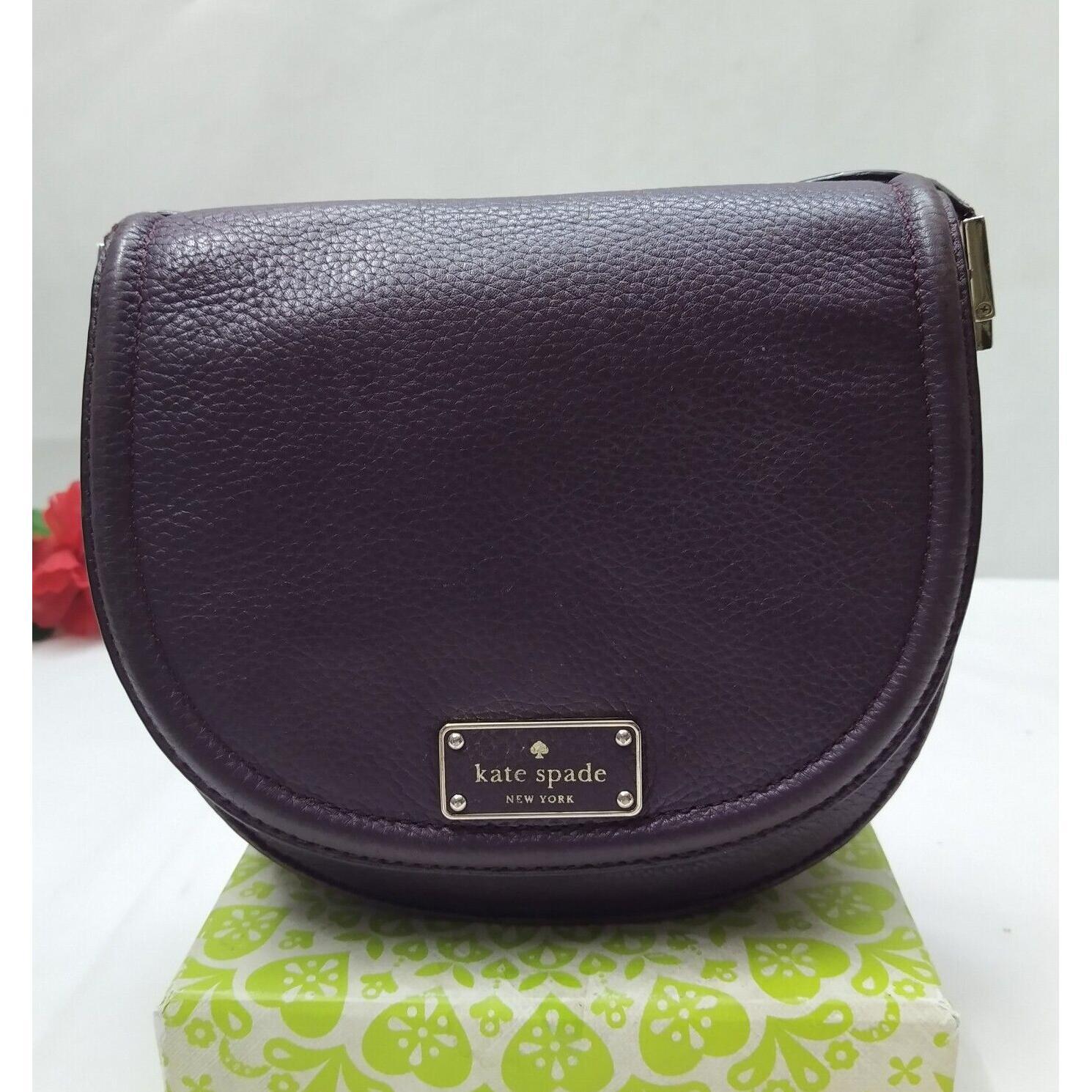 kate spade New York紫紫色荔枝皮翻盖Closure小号斜挎包