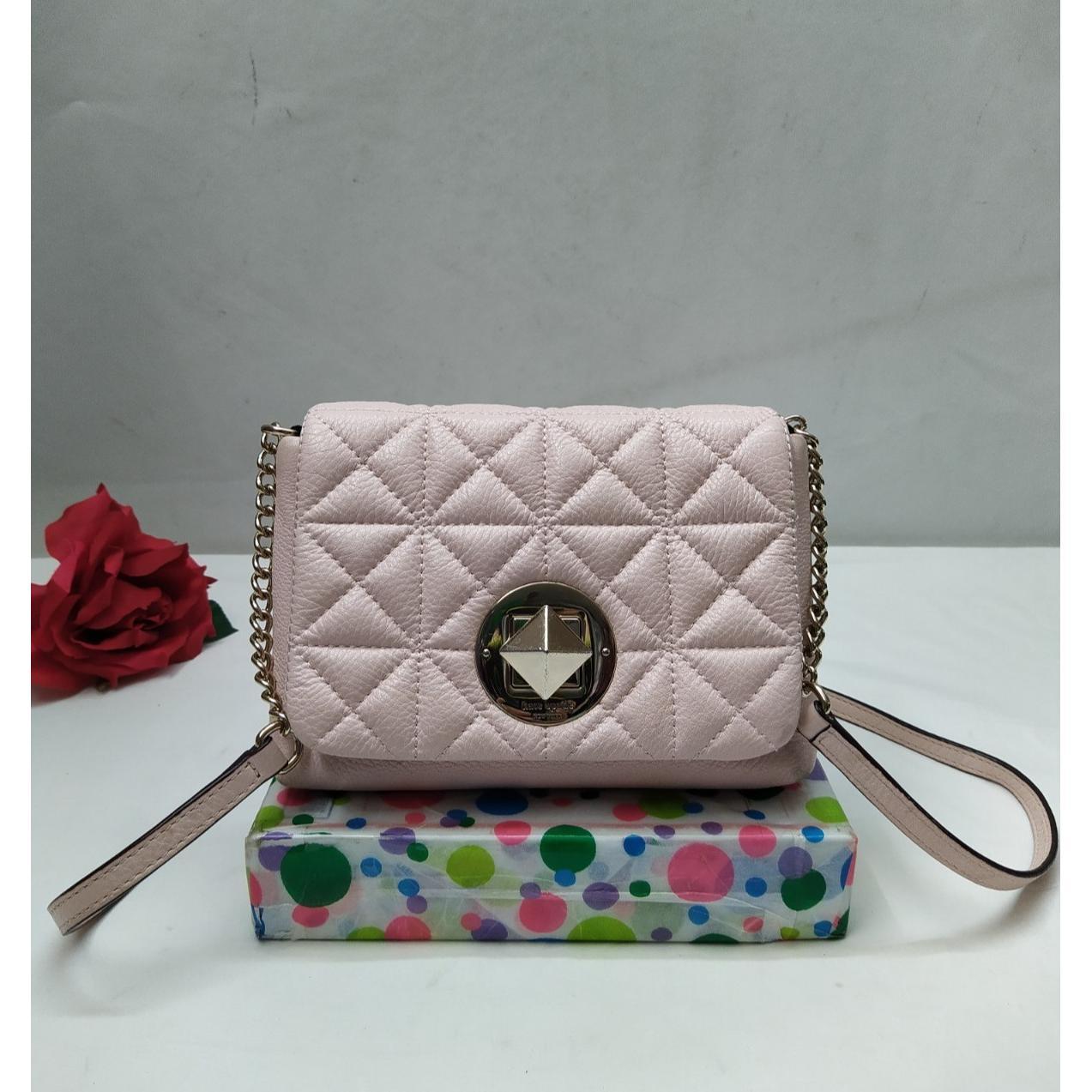 kate spade New York粉色真皮被纹链表带Turn Lock斜挎包