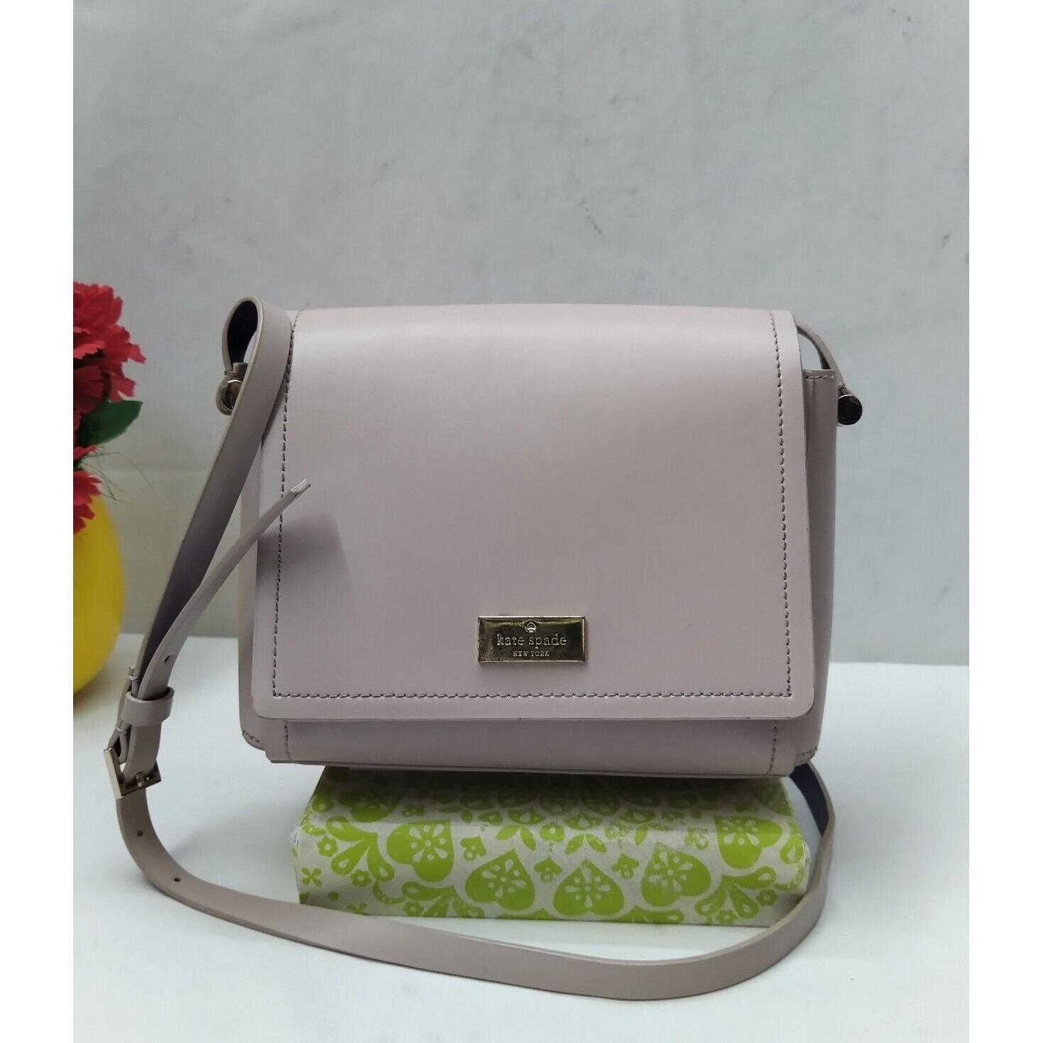 kate spade New York灰色真皮翻盖Closure小号斜挎包