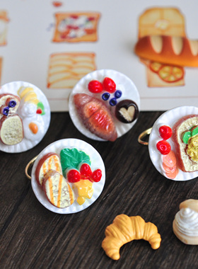 吐司荷包蛋早餐面包草莓蓝莓戒指