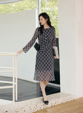 HeyDress复古格纹连衣裙女春季法式设计感一字领收腰纽结显瘦裙子