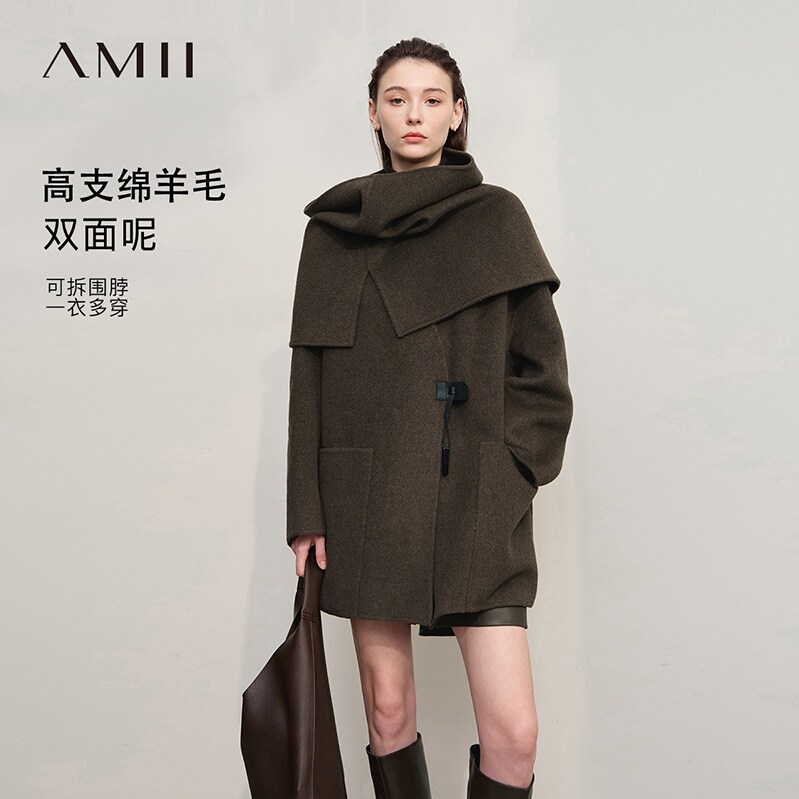 Amii2025冬新款摩登V领落肩袖配围脖多穿羊毛双面呢女外套上衣