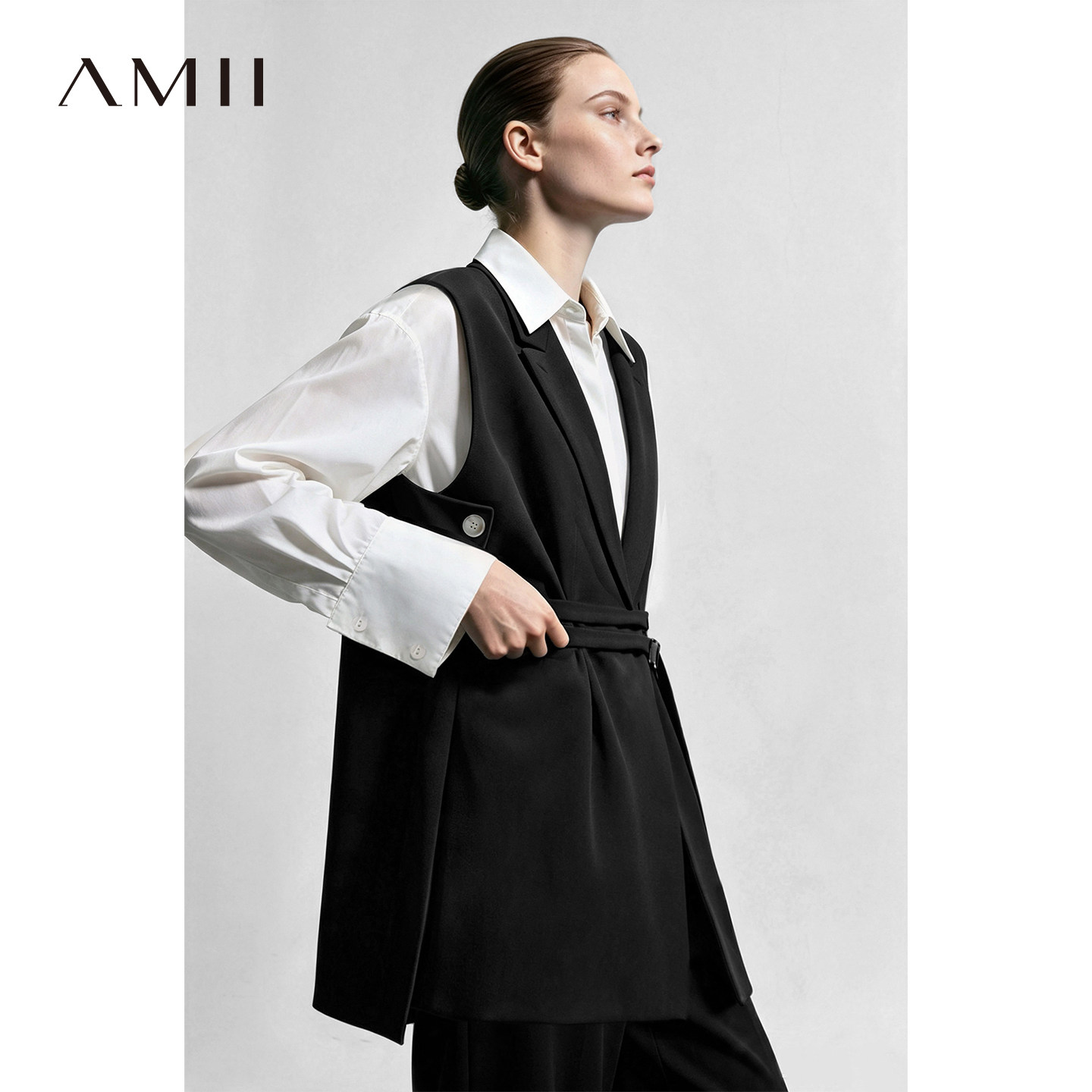 Amii2026秋新款翻驳领日字扣腰带立裁结构马夹女宽松通勤风上衣