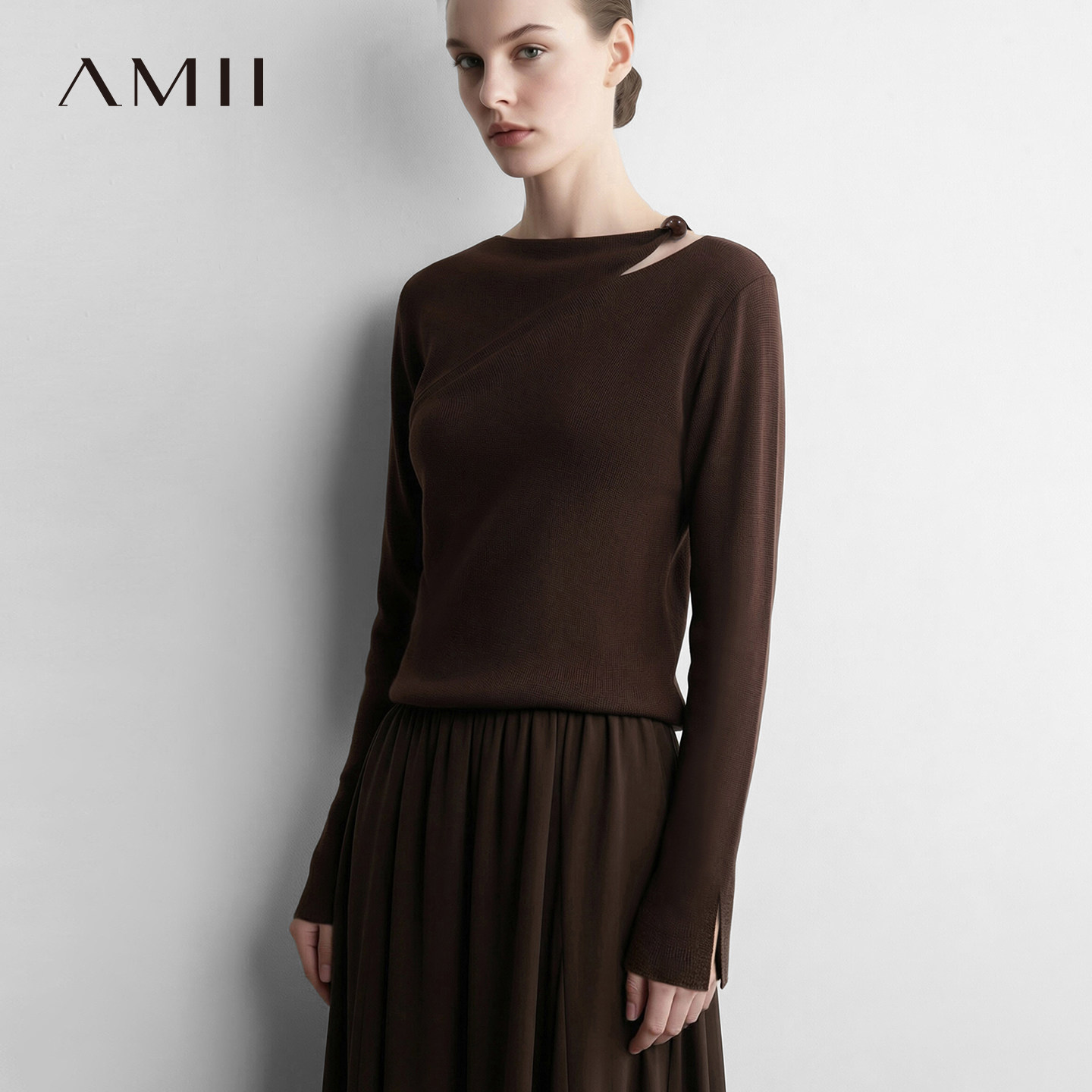 Amii2026秋新款慵懒风圆珠装饰不对称镂空毛衣女微喇开叉袖口上衣
