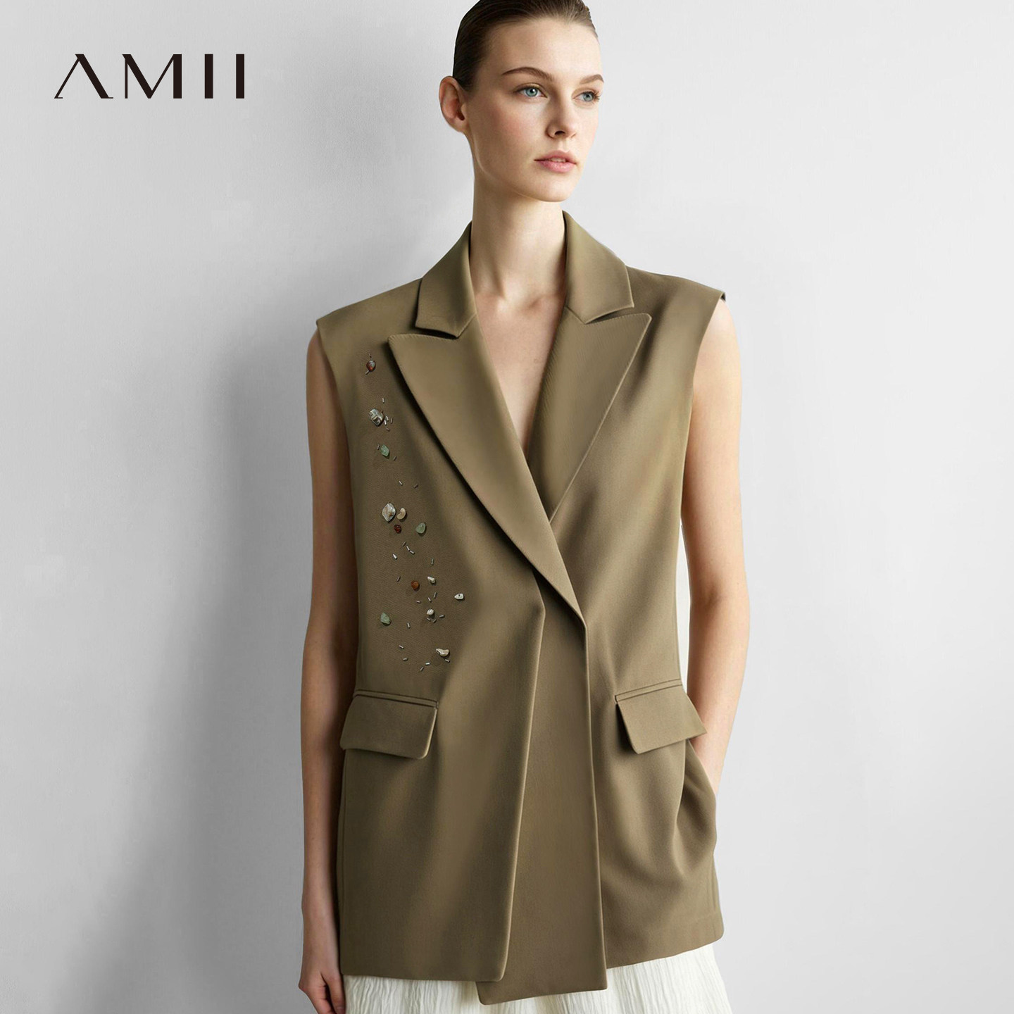 Amii2026秋新款摩登感手工钉珠管石饰西装领马夹女宽松马甲上衣