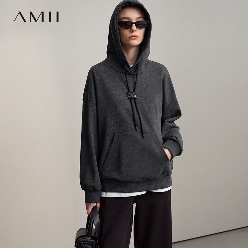Amii2025秋新款晕染炒花数字标牌连帽卫衣女宽松落肩袖棉质上衣