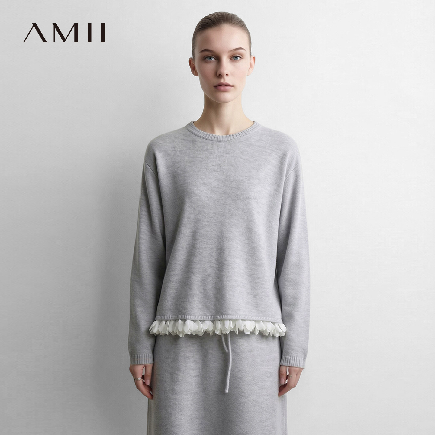 Amii2026秋新款优雅通勤风花瓣花边拼接圆领落肩袖毛衣女宽松上衣