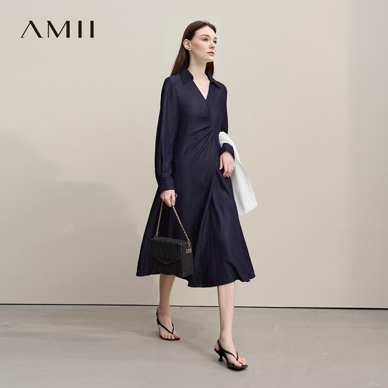 Amii2026春新款度假风V领翻领修身不对称收褶连衣裙女收腰裙子