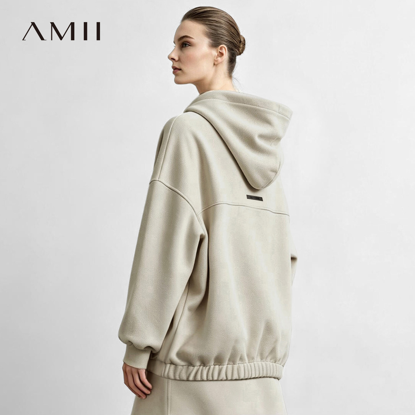 Amii2026冬新款休闲抽绳连帽落肩袖卫衣女字母标牌宽松套头上衣