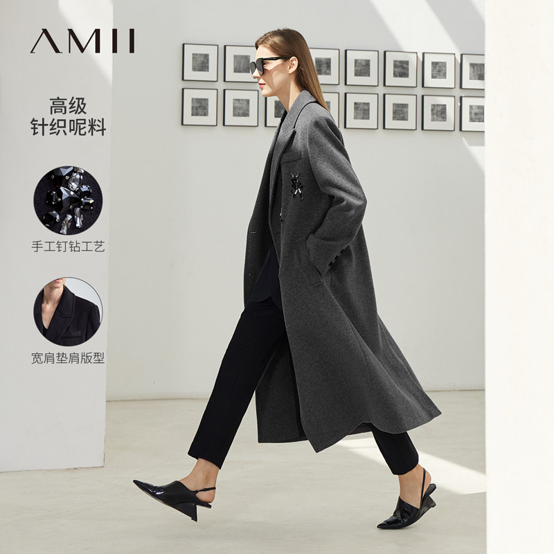 Amii2026冬新款高级长款戗驳领钉钻装饰后开叉毛呢外套女垫肩大衣