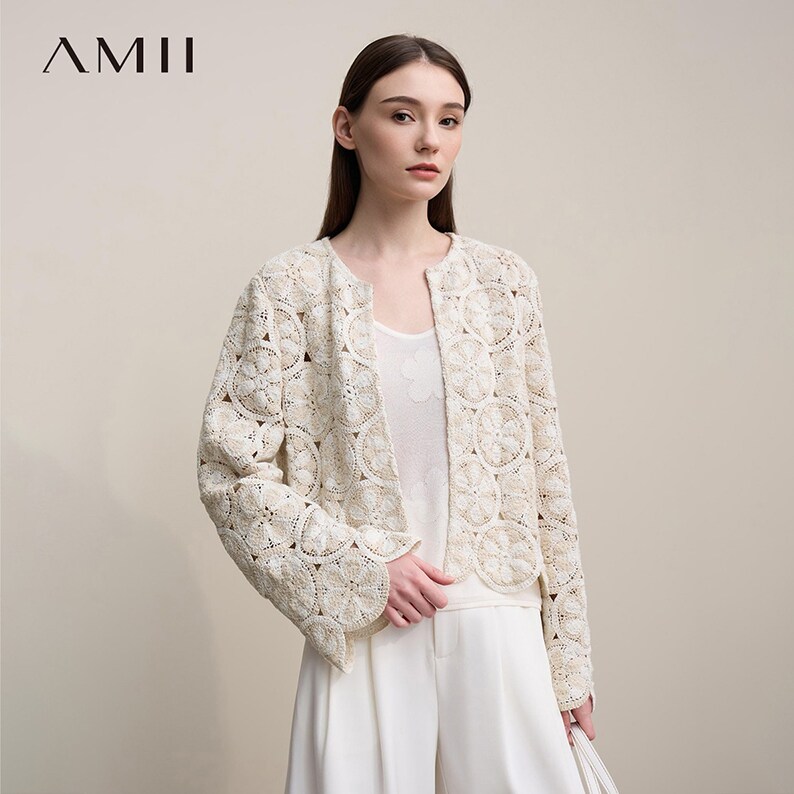 Amii2026春新款浪漫度假风圆领镂空钩花外套女宽松短款棉感上衣