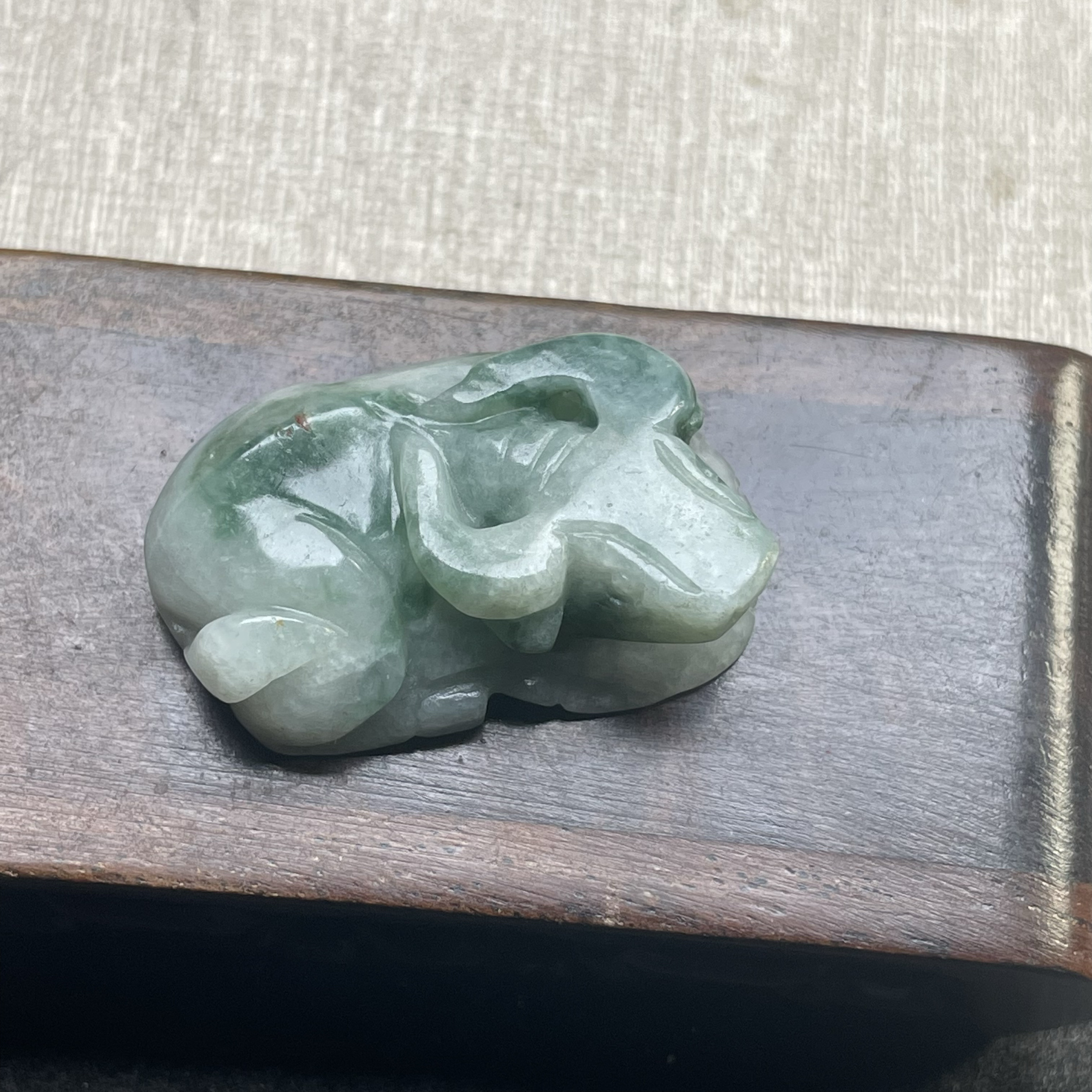 隆慈缘原矿翡翠源头直发A货翡翠糯种飘花生肖牛玉牛吊坠