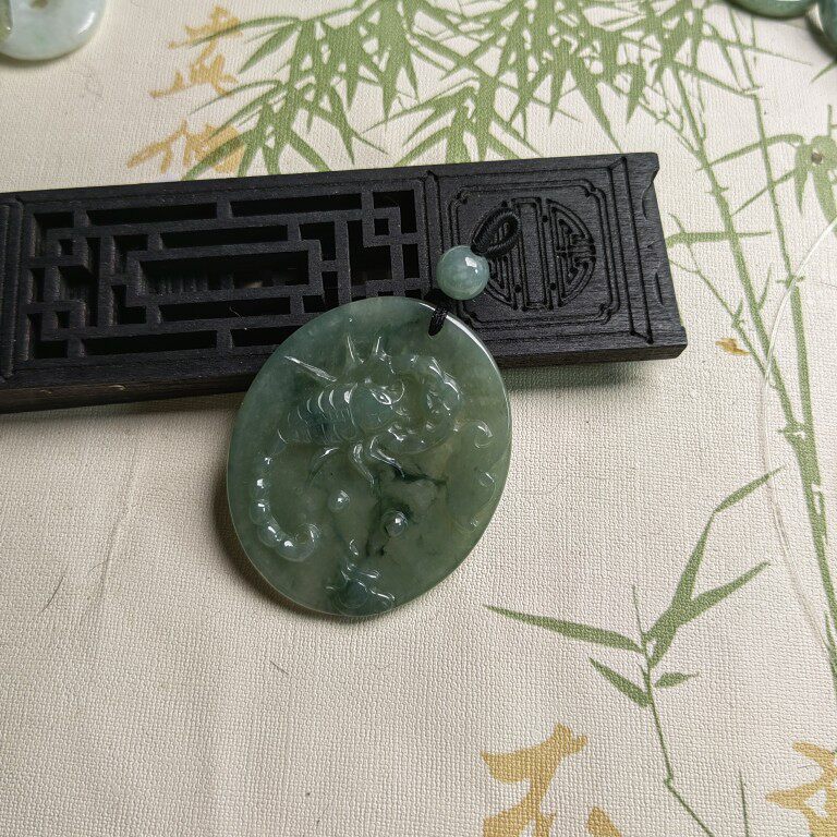 隆慈缘翡翠A货翡翠源头直发翠绿飘花蝎子座吊坠蝎子牌魔蝎座挂坠