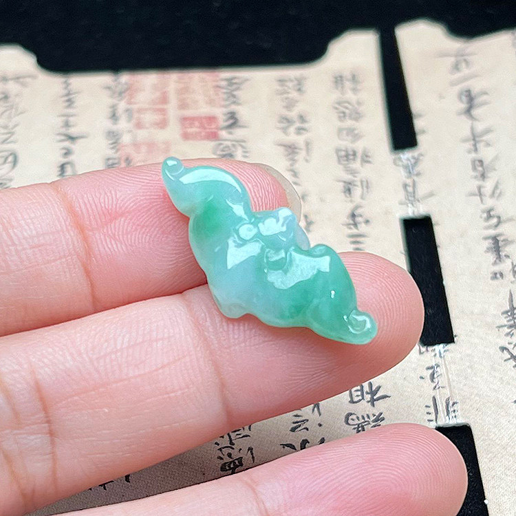隆慈缘缅甸A货冰糯翡翠蝙蝠挂件
