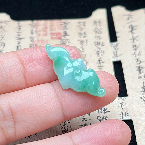 隆慈缘缅甸A货冰糯翡翠蝙蝠挂件