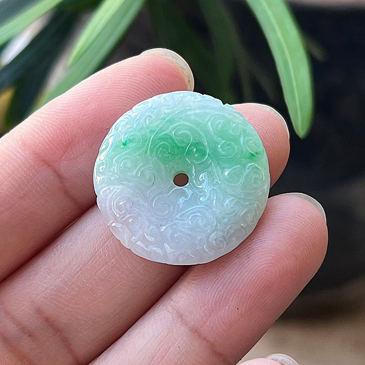 隆慈缘阳绿翡翠雕花平安扣吊坠