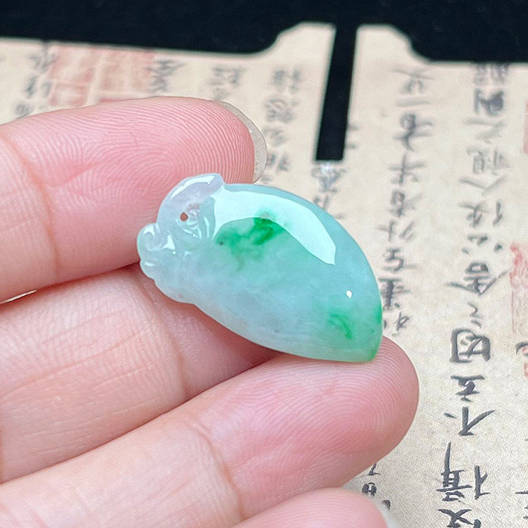 隆慈缘A货缅甸阳绿翡翠寿桃吊坠