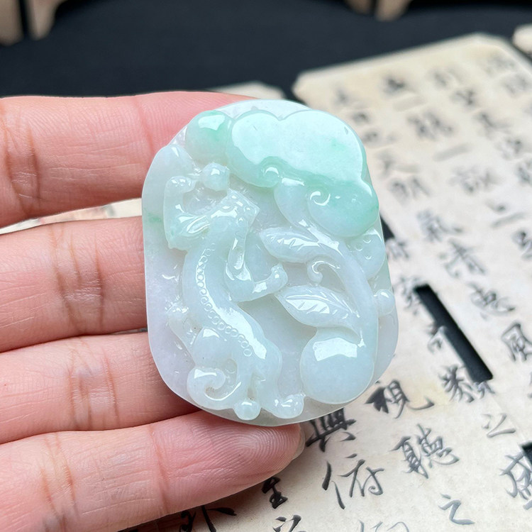 缅甸A货冰糯带绿翡翠貔貅吊坠