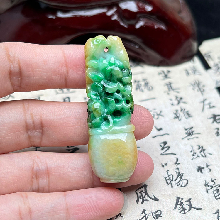 隆慈缘A货缅甸翡翠黄加绿吊坠