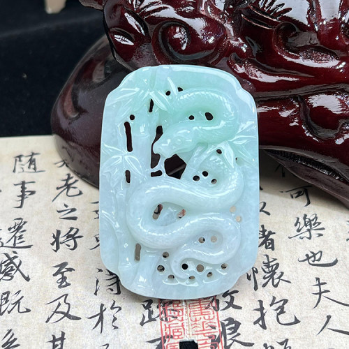 缅甸A货冰糯翡翠生肖蛇牌吊坠