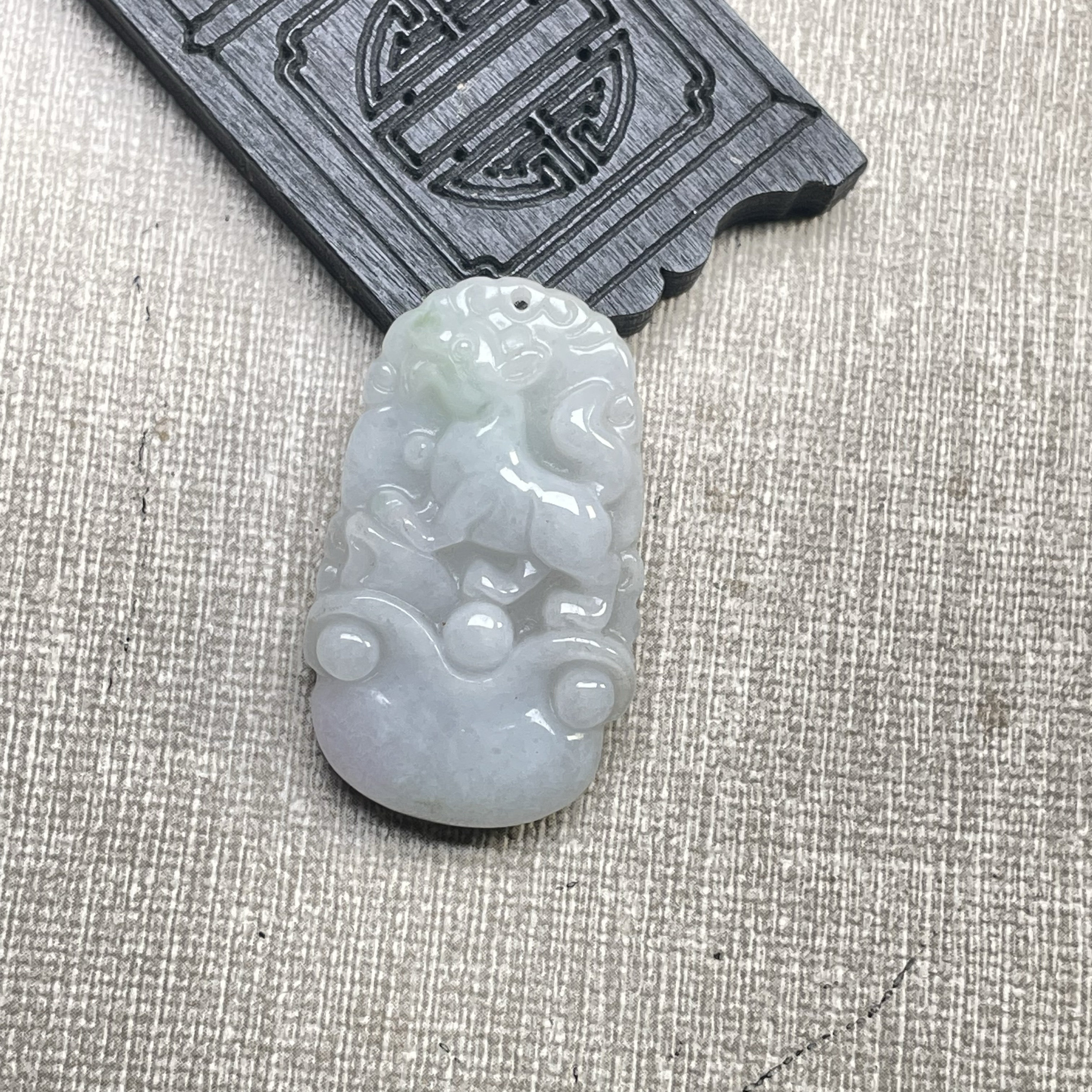 隆慈缘原矿翡翠源头直发A货翡翠糯种飘花生肖狗翡翠狗吊坠