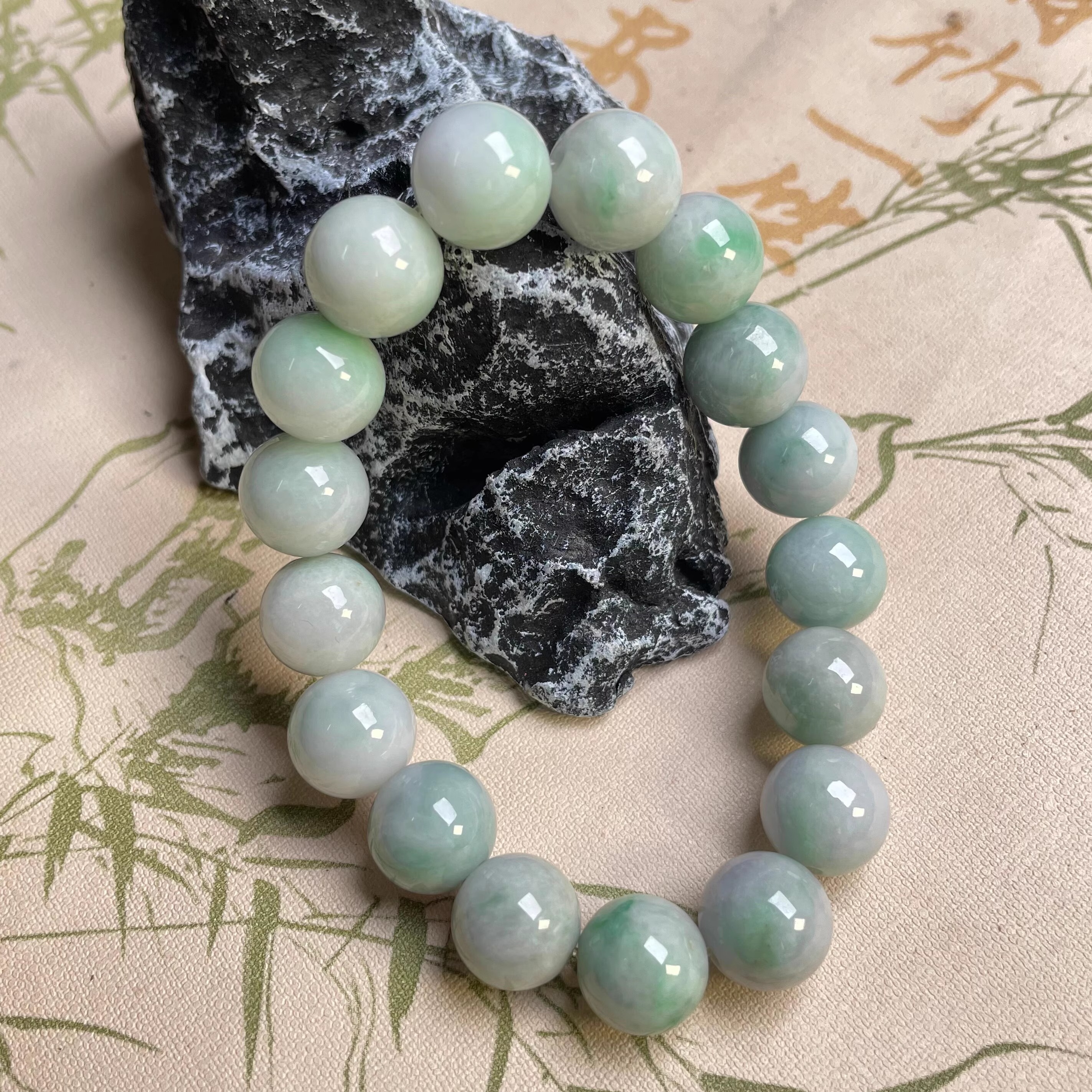 隆慈缘原矿翡翠源头直发A货翡翠细糯飘绿13mm手串手链